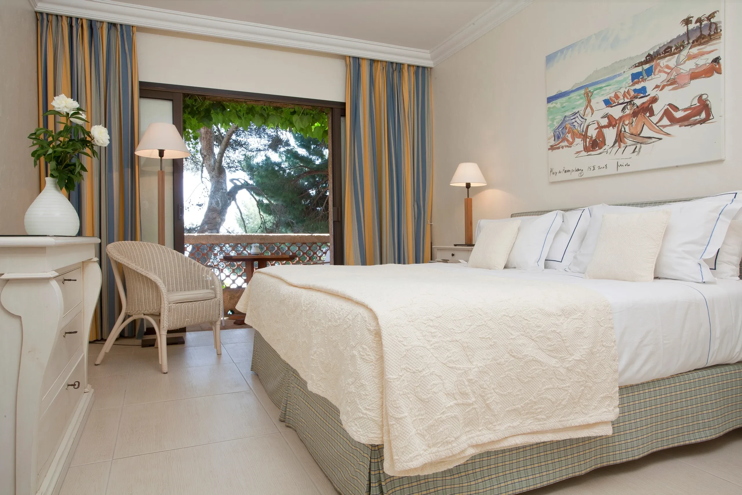 Chambre lumineuse avec vue sur jardin.