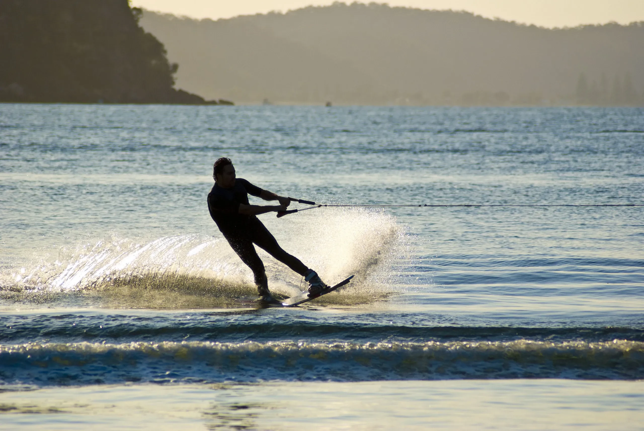 Personne fait du ski nautique sur la mer.