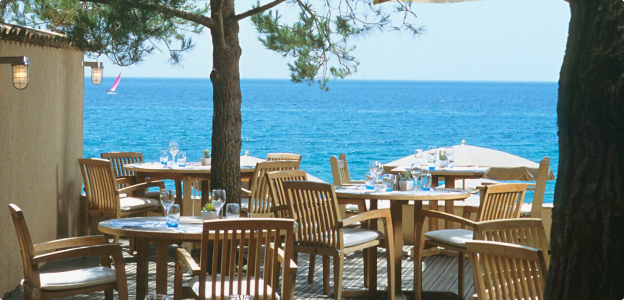 Terrasse en bord de mer ensoleillée.